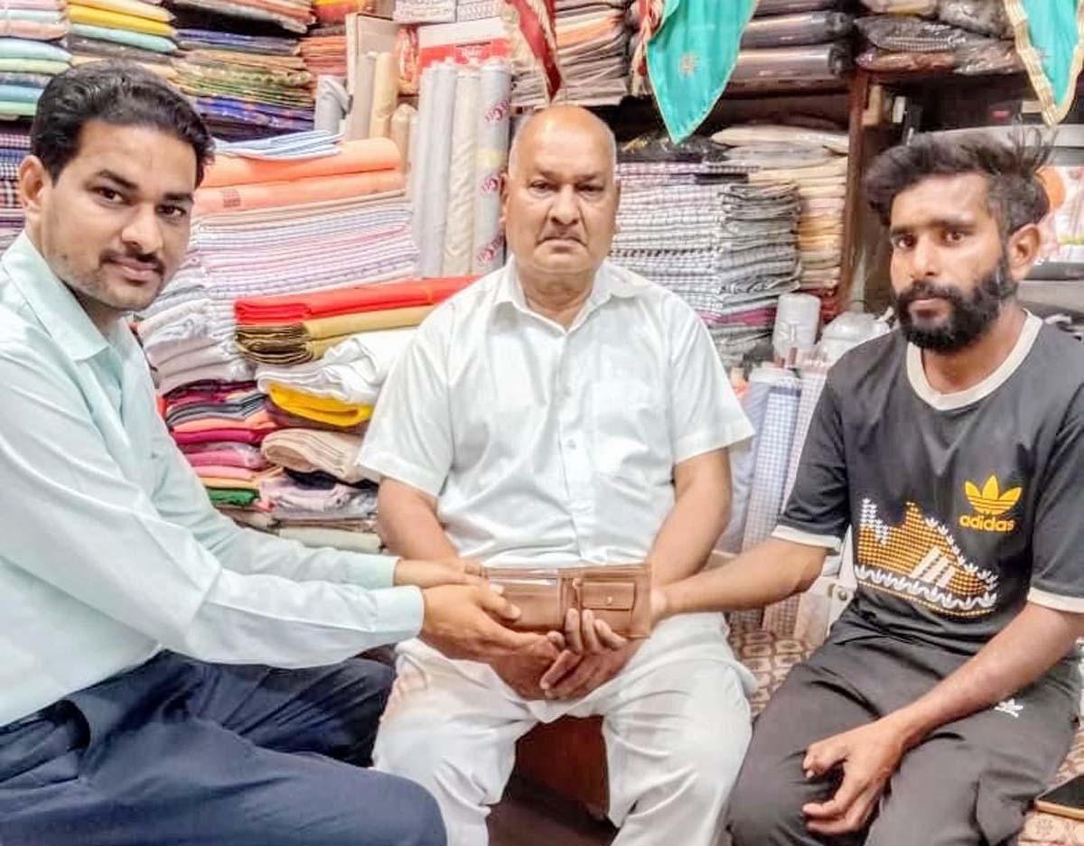 Teacher Kapil Mohan returned the purse full of cash and documents to the owner